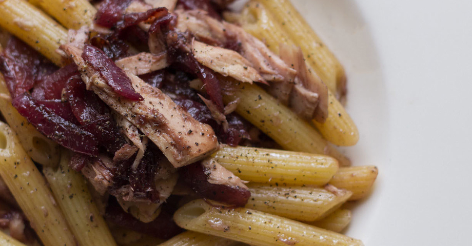 Pasta con cipolle caramellate e tonno Marea